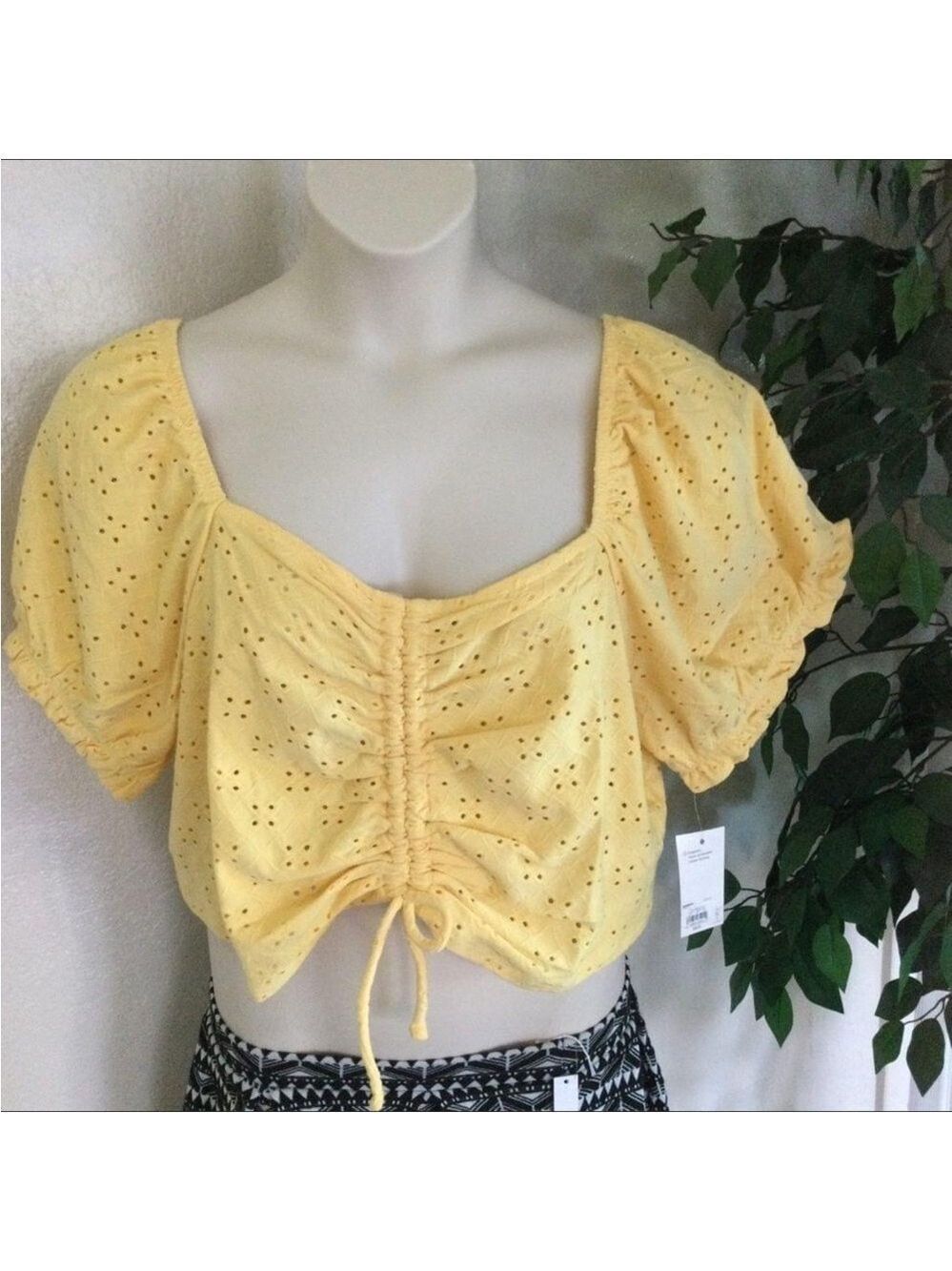 SO cinched front puffy sleeve crop top Womanβs Juniors size 3X yellow